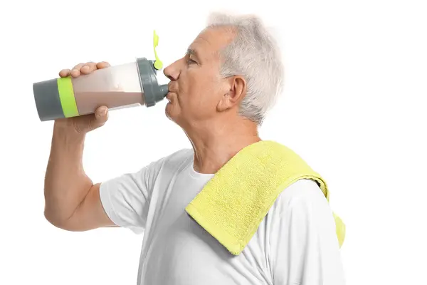 Senior trinkt ein Proteingetränk beim Sport