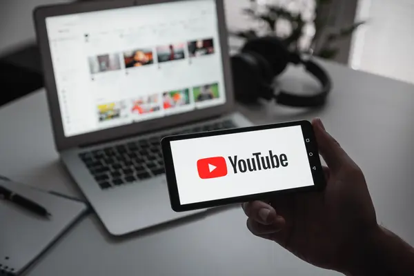 Handy und Laptop mit YouTube offen