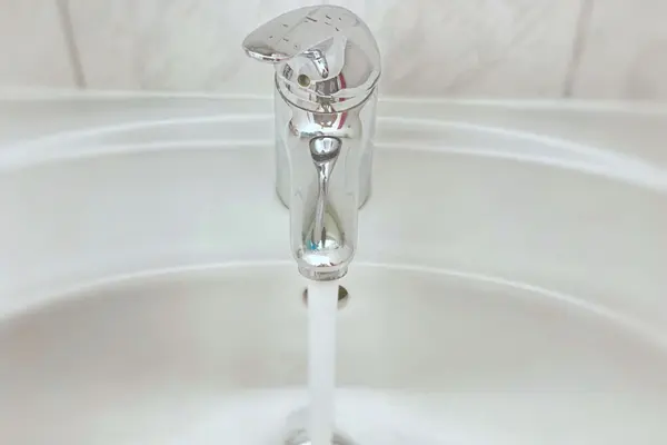 Laufender Wasserhahn