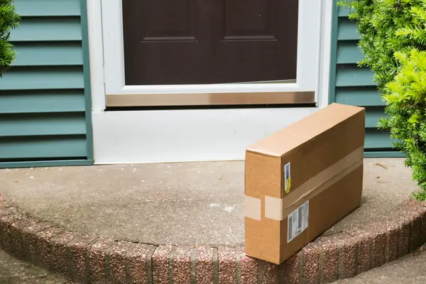 abgestelltes Paket vor einer Terrassentür