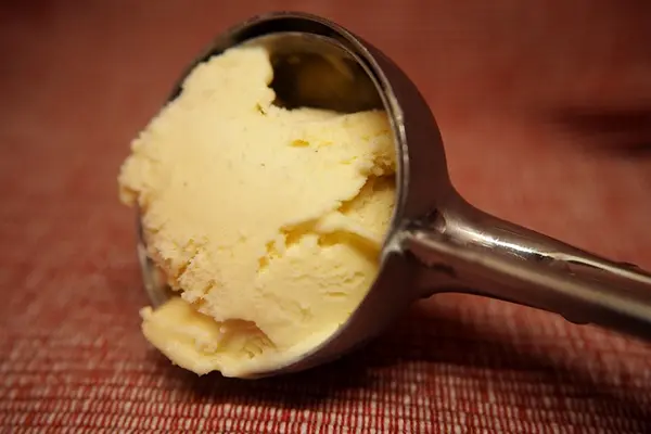 Eislöffel mit Vanilleeis