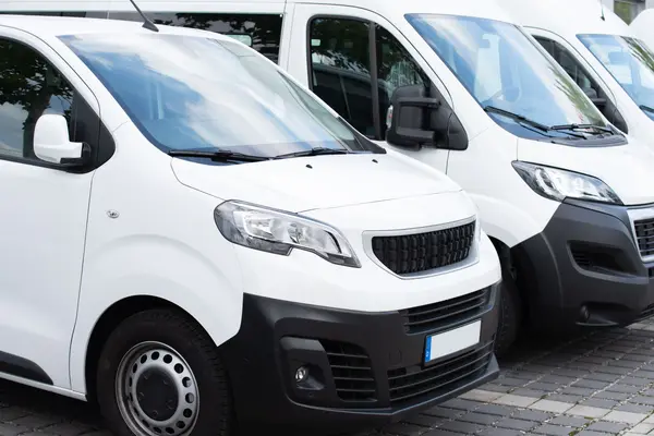 Weiße Transporter auf einem Parkplatz