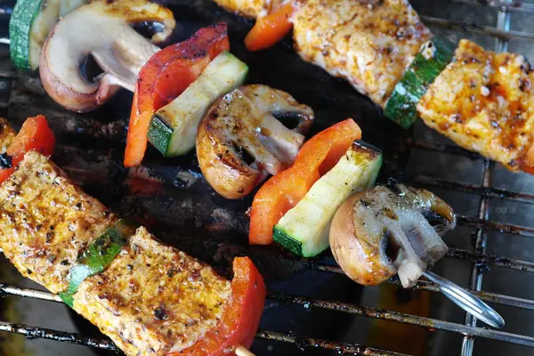 Gemüse auf Spießen auf dem Grill