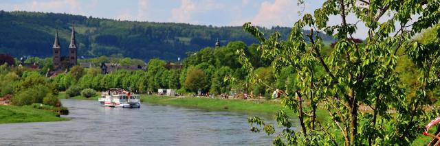 Weserlandschaft bei Höxter mit Ausflugsboot auf dem Fluss