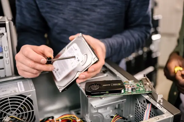 Mann repariert eine Festplatte.
