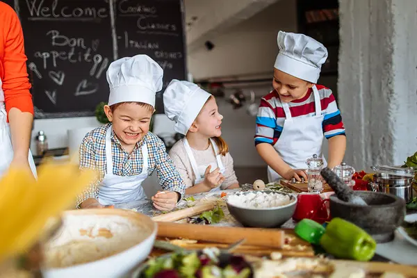 Bildung rund um den Esstisch: Kinder bereiten Lebensmittel zum Kochen vor 