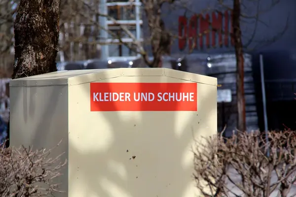 Ein Container für Altkleider und Schuhe