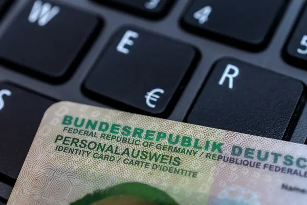 Foto: Personalausweis, der auf einer Tastatur liegt
