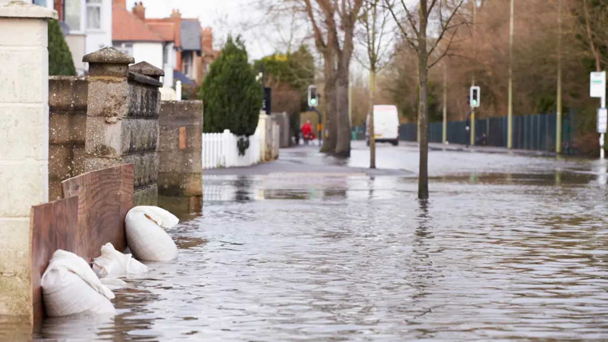 Straße mit Hochwasser
