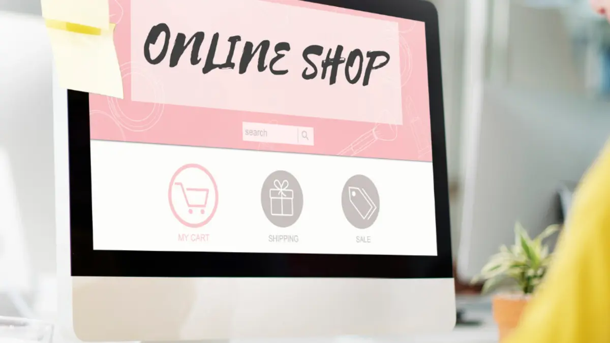 Auf dem Monitor ist eine Schrift Online-Shop