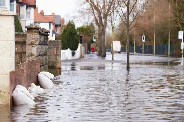 Straße mit Hochwasser