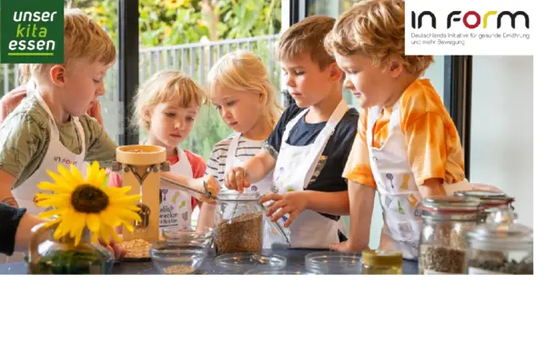 Kinder beim kochen