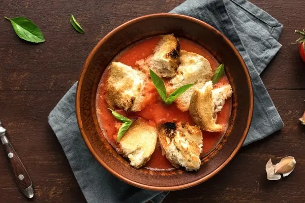Pappa al Pomodoro: Tomatensuppe mit Brot in einer Schale