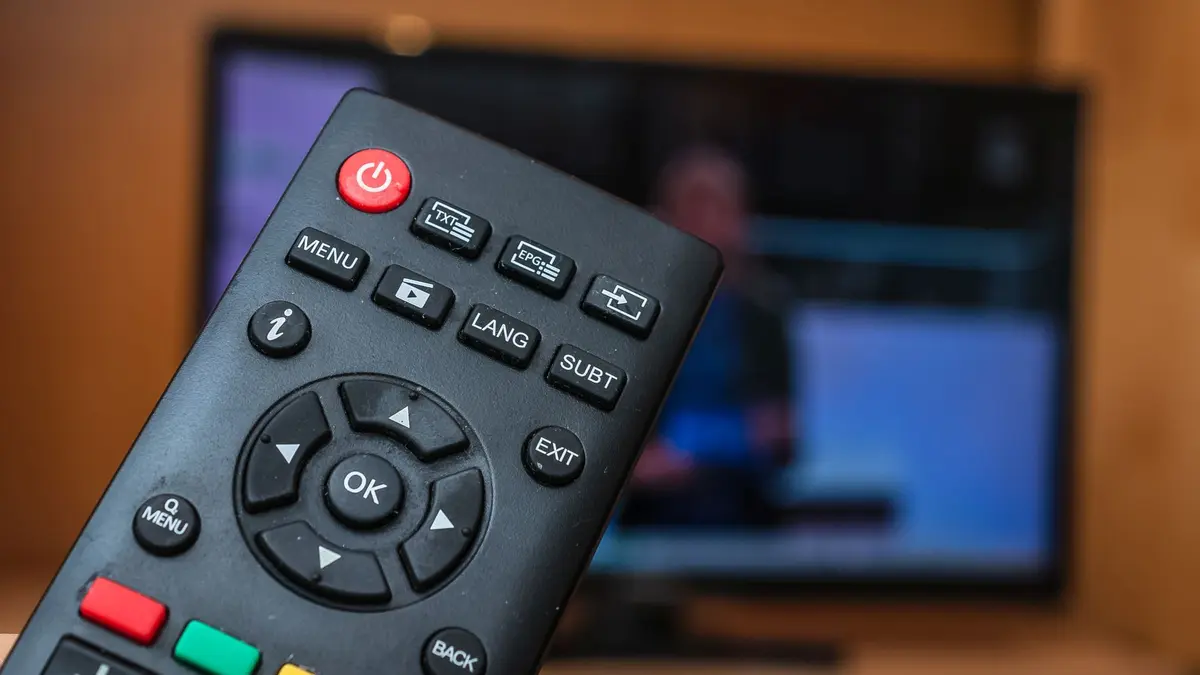 Fernbedienung vor Fernseher