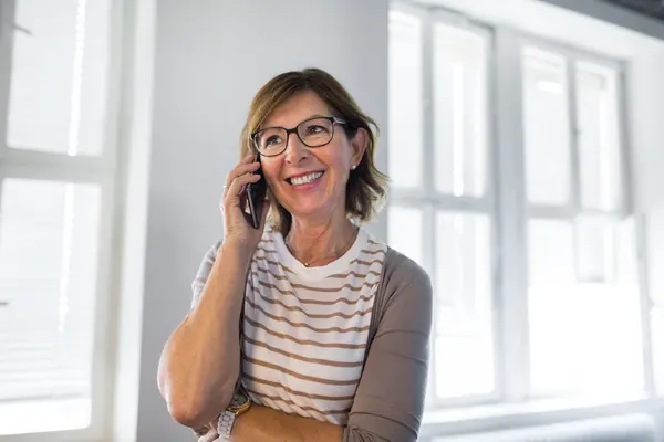 Frau zuhaus am Telefon
