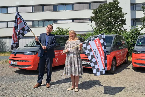 Andreas Eichhorst udn Sozialministerin Petra Köpping vor den neuen Beratungsbussen der Verbraucherzentrale Sachsen