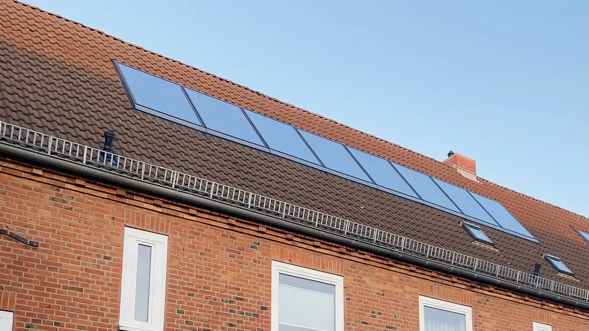 Solarmodule auf dem Dach eines Reihenhauses