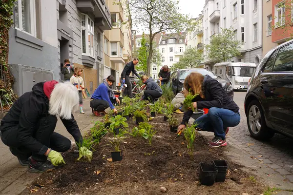 Die Anwohnerinitiative beim Bepflanzen des Grünstreifens