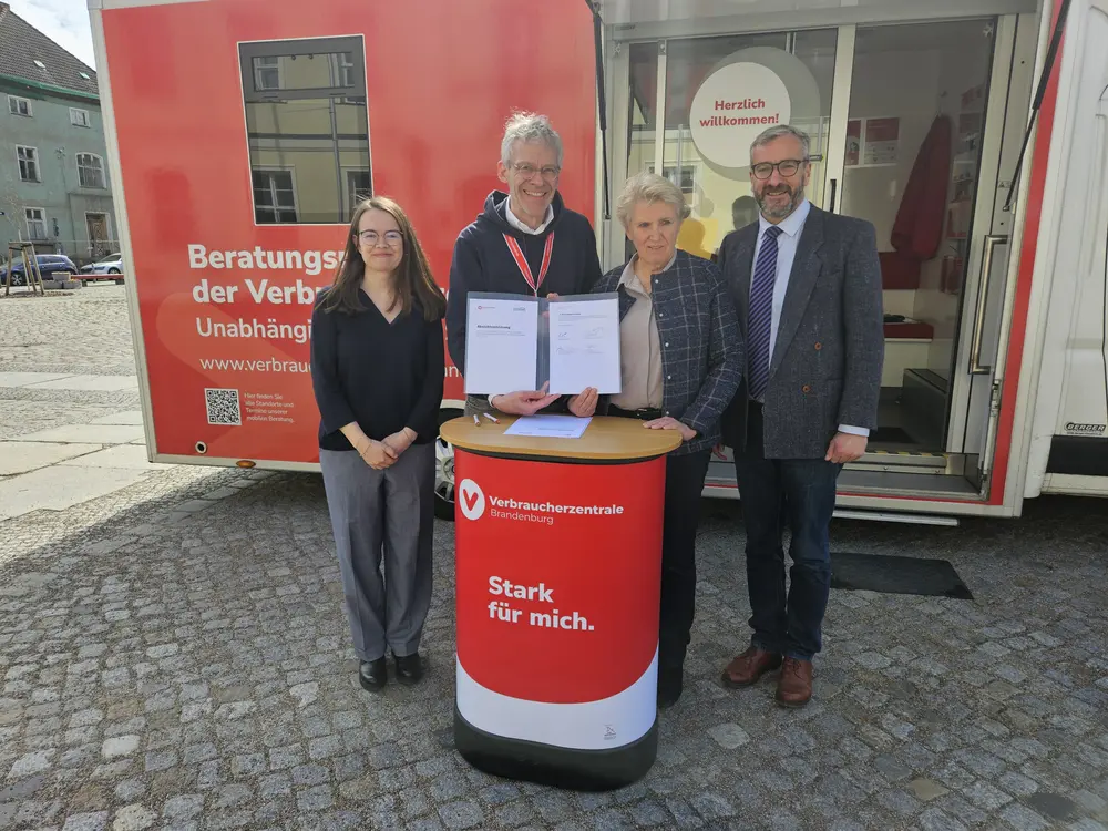 Unterzeichnung der Absichtserklärung mit dem Landkreis Uckermark vor dem Beratungsmobil der Verbraucherzentrale in Angermünde