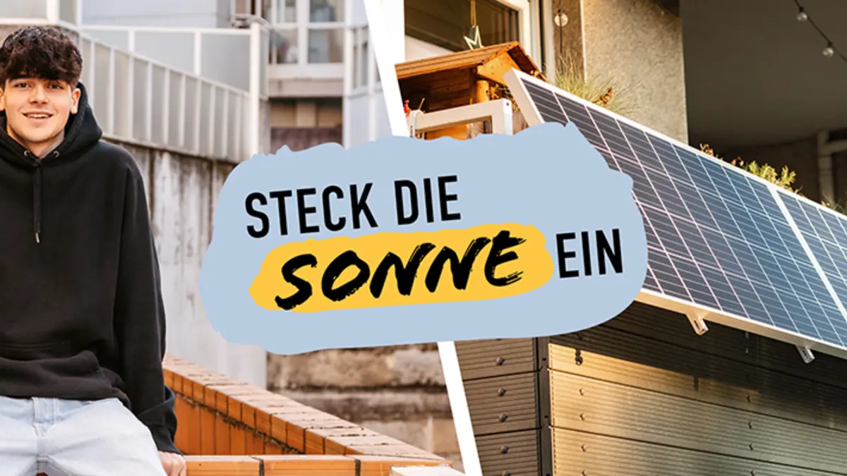 Jugendlicher lehnt sich an Balkonbrüstung, neben ihm ein Balkonkraftwerk, in der Mitte des Bildes der Schriftzug "Steck die Sonne ein"