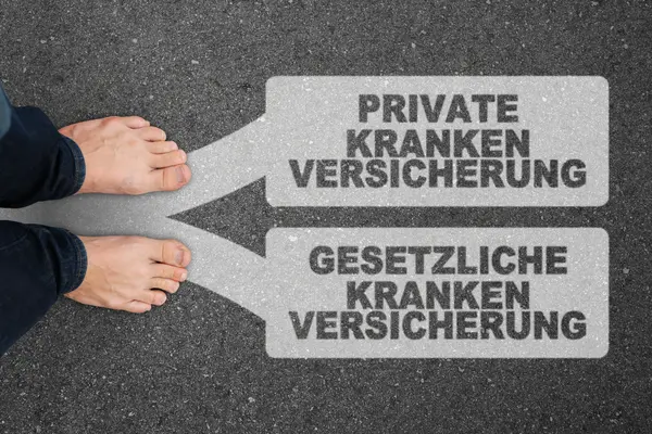 Zwei Füße stehen auf einem Weg mit zwei Wegweisern zu privater und gesetzlicher Krankenkasse.