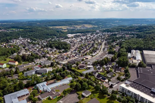 Luftaufnahme einer kleineren Stadt.