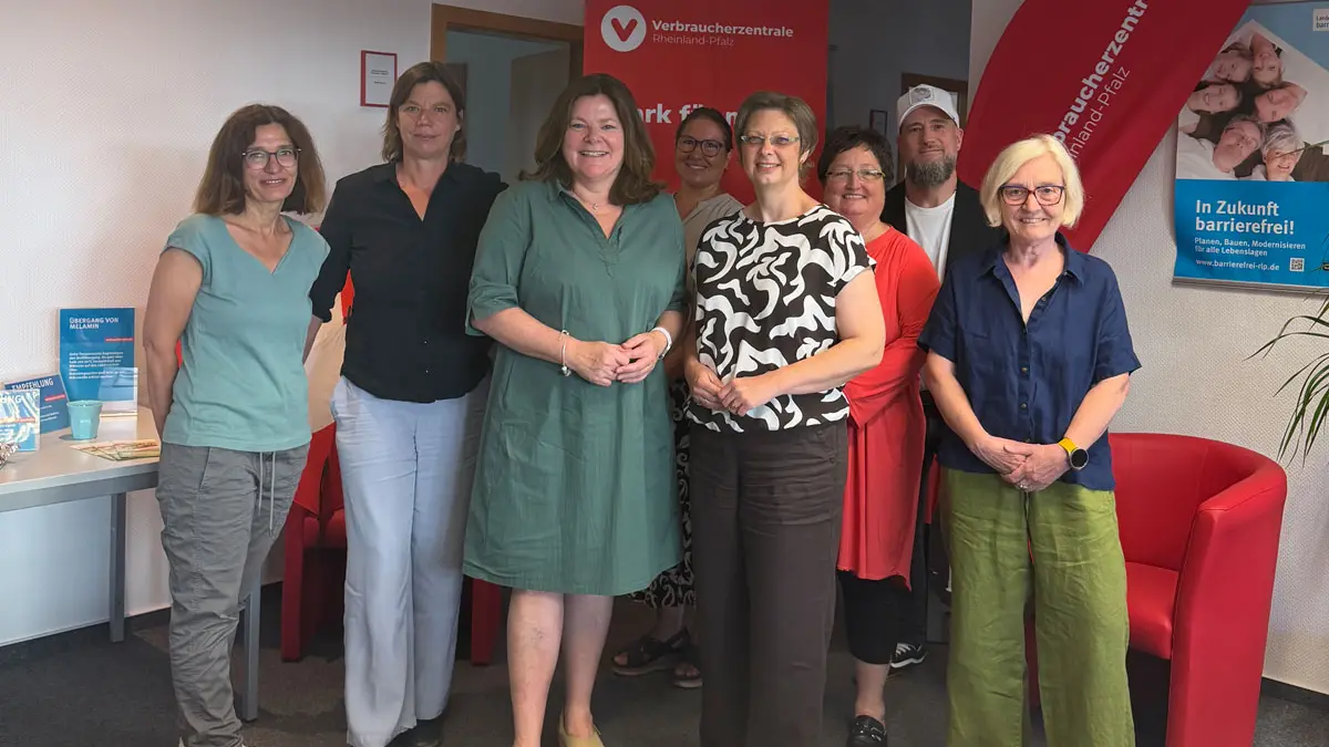 Gruppenfoto: Heike Troue (Mitte rechts) und Dr. Claudia Eider (Mitte links) mit 6 weiteren Teilnehmenden und Kollegen:innen einer Sommerreise in Koblenz