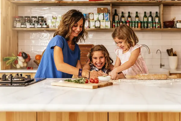 Familie kocht gemeinsam