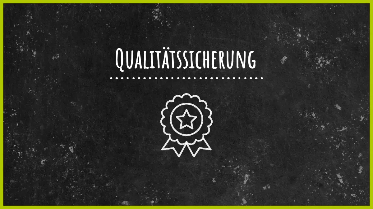 Schwarze Tafel mit Schriftzug Qualitätssicherung und Kreidebild eines Abzeichens