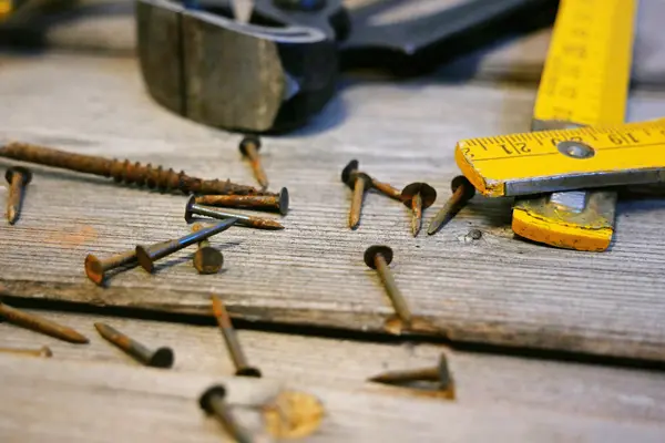 Werkzeug und Schrauben auf einem Holzbrett