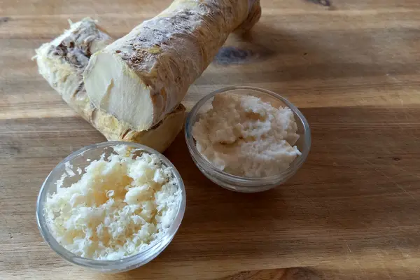 Meerrettich ganz und gerieben in Schälchen