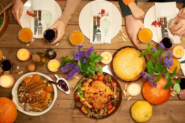 Essen und Geschirr auf dem Tisch