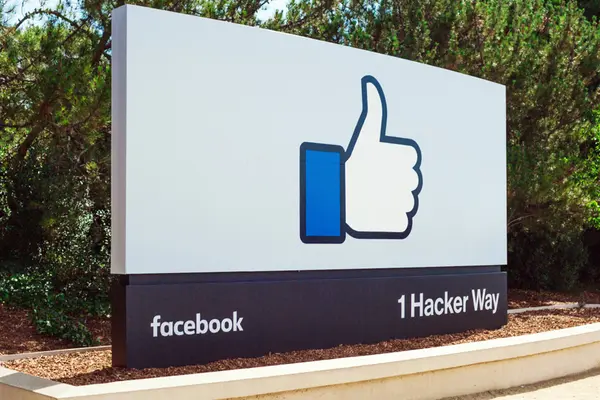 Großes Firmenschild vor dem Facebook-Hauptquartier in Menlo Park, Kalifornien.