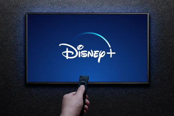 Fernseher mit Disney+ Startbildschirm