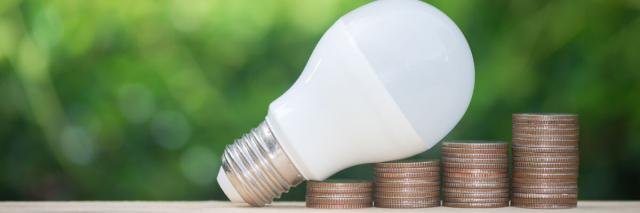 Glühbirne auf Münzgeld