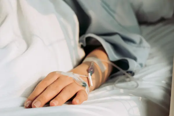 Person liegt in einem Krankenhausbett
