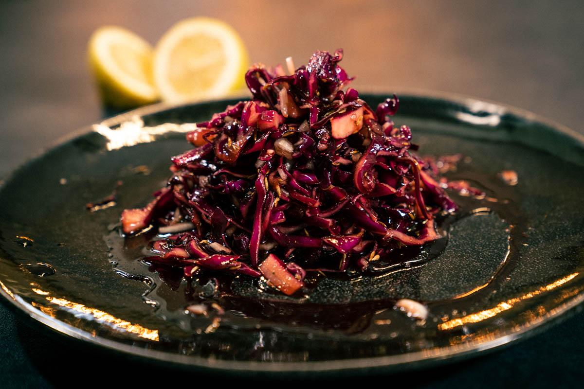 Roter Krautsalat auf einem Teller