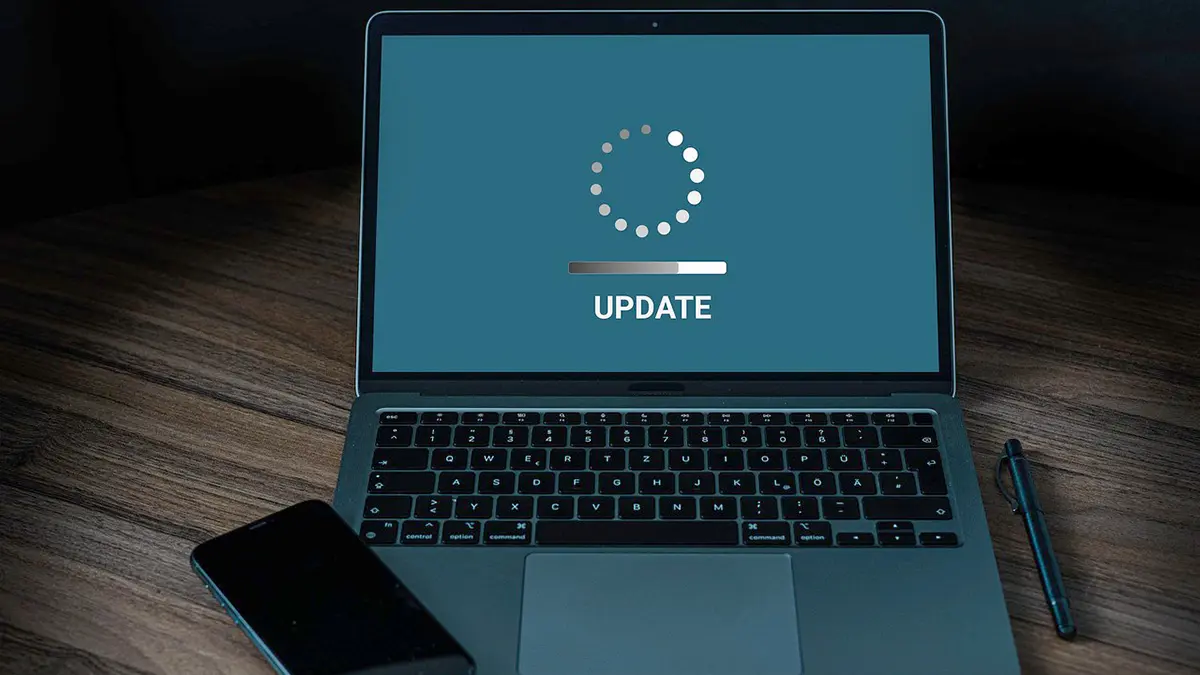 Aufgeklappter Laptop zeigt "Update" auf dem Bildschirm