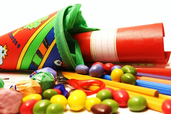 Schultüte mit Stiften und Süßigkeiten