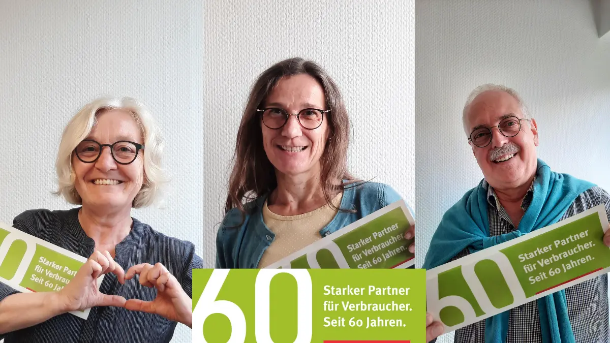 Fotos von mehreren Personen, die ein Schild mit der Aufschrift 60 Jahre Verbraucherzentrale hochhalten.