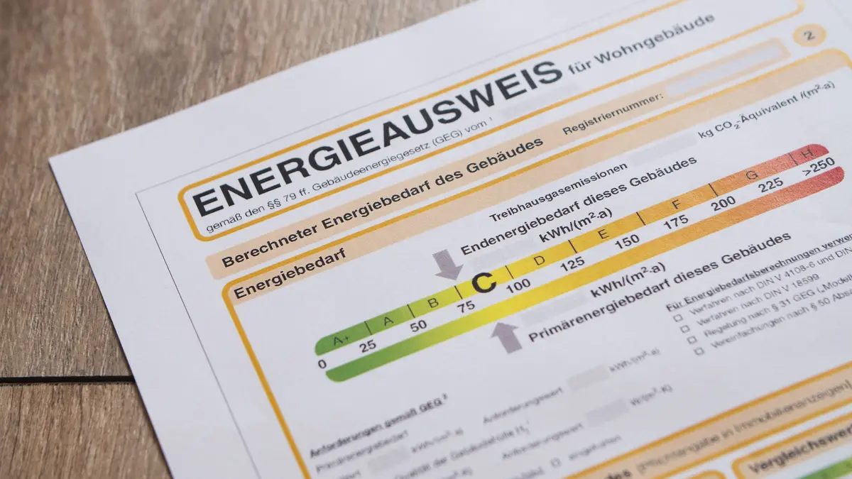 Energieausweis auf dem Tisch