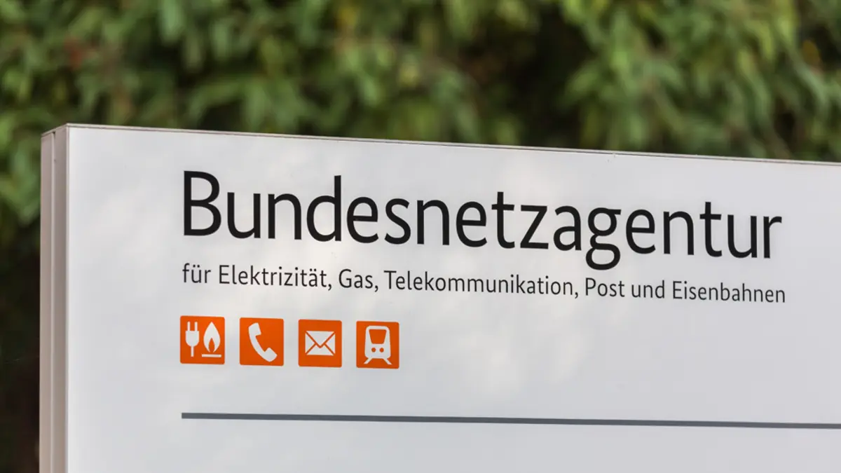 Schild vor dem Gebäude der Bundesnetzagentur