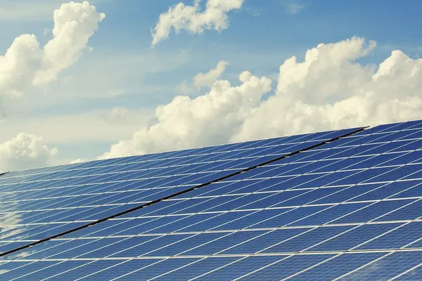 Photovoltaikdach mit weißen Wolken