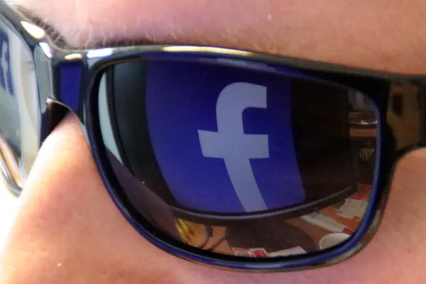 Sonnenbrille mit Facebook-Logo
