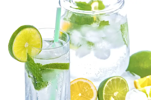 Wasserglas mit Limette und Pfefferminze
