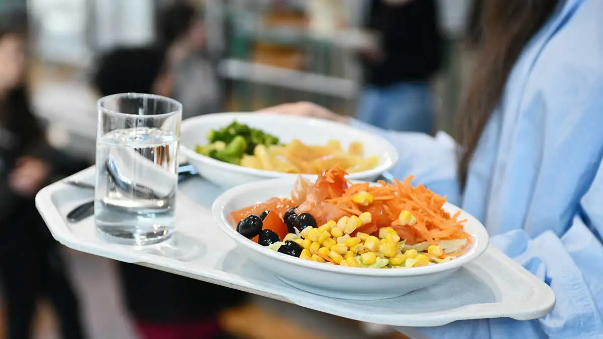 Ein Tablett mit Essen