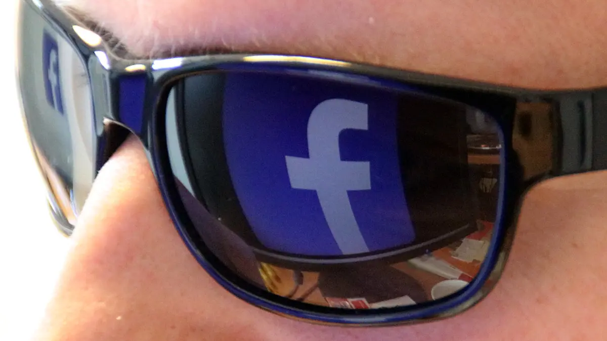 Sonnenbrille mit Facebook-Logo