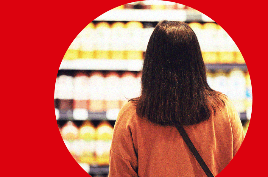 Verbraucherin vor Supermarktregal