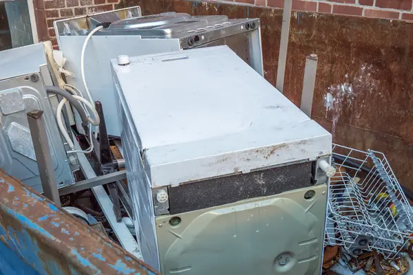 Große alte Elektrogeräte in einem Container