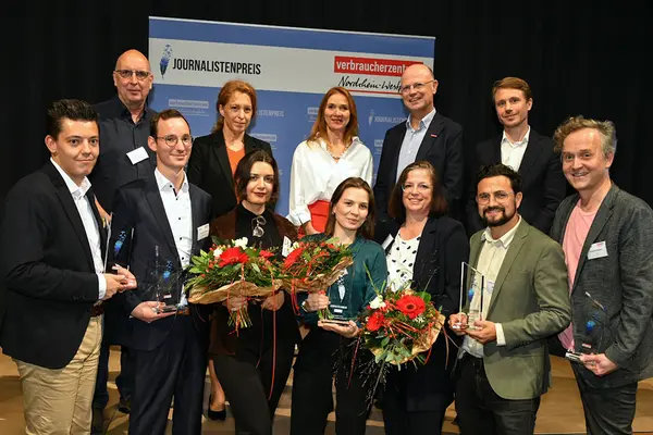 Gruppenbild mit Gewinnern und Jury